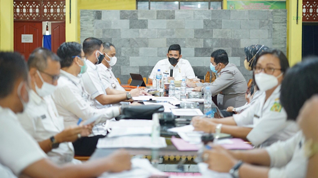 Wali Kota Medan Bobby Nasution saat memimpin rapat di Kecamatan Medan Helvetia. Foto: Dok. Istimewa