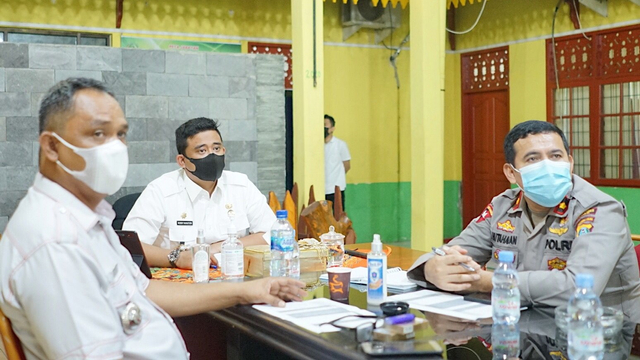 Wali Kota Medan Bobby Nasution saat memimpin rapat di Kecamatan Medan Helvetia. Foto: Dok. Istimewa