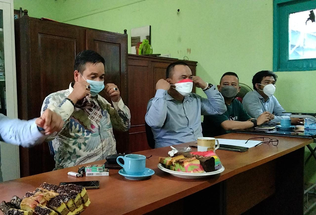 Arfan bersama penasihat hukumnya. | Foto: Bella Sardio/Lampung Geh