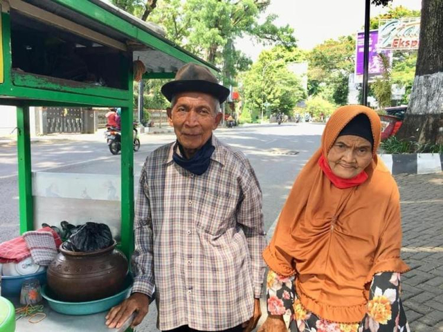 Dompet Amal untuk Kakek Satirun, Usia 86 Tahun Masih Jualan Dawet Berjalan Kaki (226277)