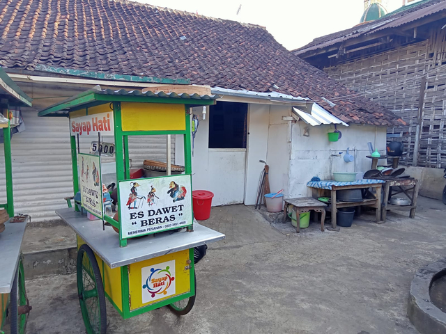 Dompet Amal untuk Kakek Satirun, Usia 86 Tahun Masih Jualan Dawet Berjalan Kaki (226279)