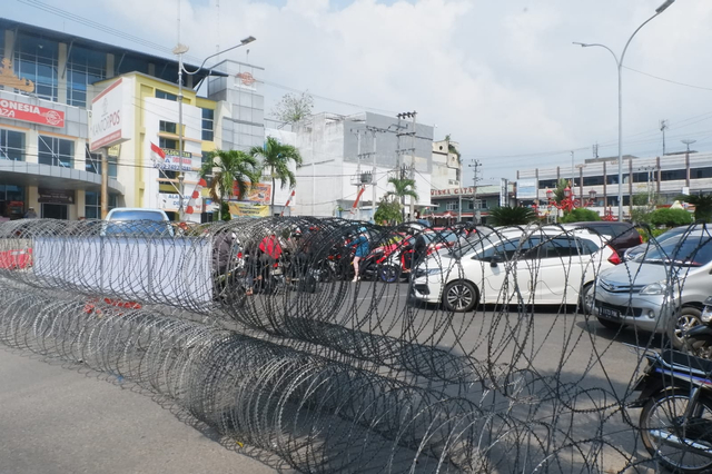 Penyekatan di depan Plaza Pos Bandar Lampung menggunakan kawat barrier, Rabu (18/8) | Foto : Sidik Aryono/Lampung Geh