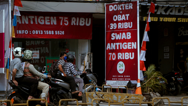 Sebuah klinik di Jalan Warung Buncit Raya, Jakarta Selatan, memasang tarif swab antigen COVID-19. Foto: Jamal Ramadhan/kumparan