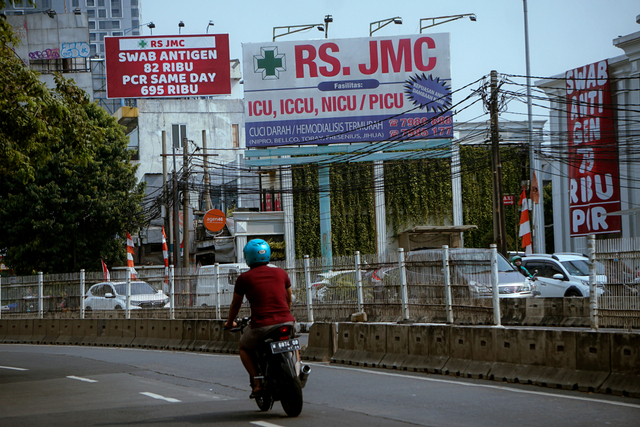 Sebuah rumah sakit di Jalan Warung Buncit Raya, Jakarta Selatan, memasang tarif swab antigen COVID-19. Foto: Jamal Ramadhan/kumparan