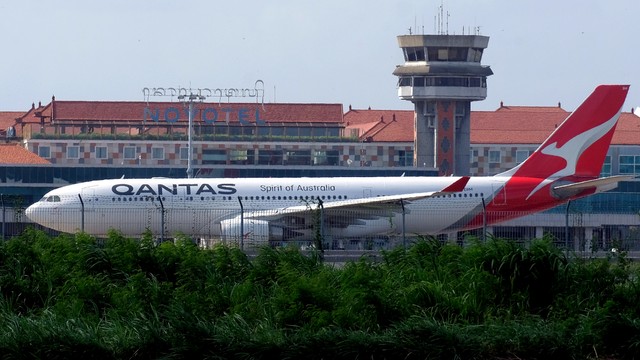 Pesawat Qantas Airways yang membawa ratusan warga negara Australia lepas landas di Bandara Internasional I Gusti Ngurah Rai, Badung, Bali, Rabu (18/8/2021). Foto: Nyoman Hendra Wibowo/ANTARA FOTO