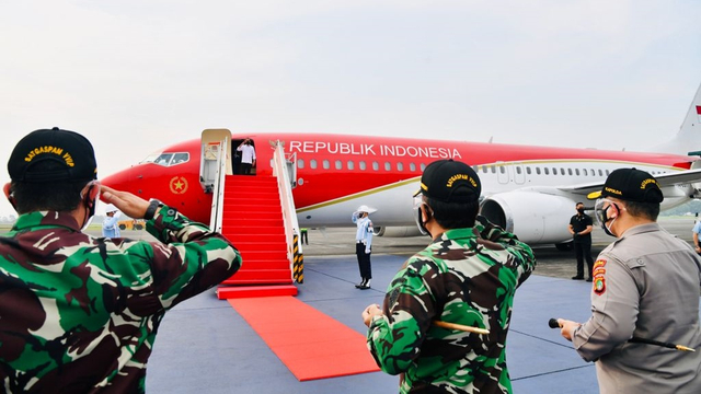 Presiden Jokowi bersama rombongan terbatas saat akan berangkat kunjungan kerja ke Jatim di Bandara Halim Perdanakusuma. Foto: Laily Rachev/Biro Pers Sekretariat Presiden