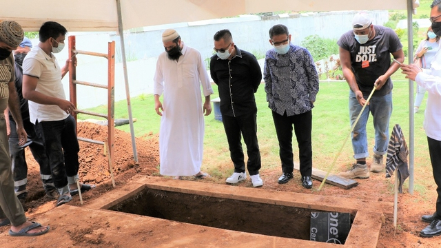 Pemakaman ABK WNI Erman Suherman oleh KBRI di Panama City, Panama, Rabu (18/8). Foto: Dok. Istimewa