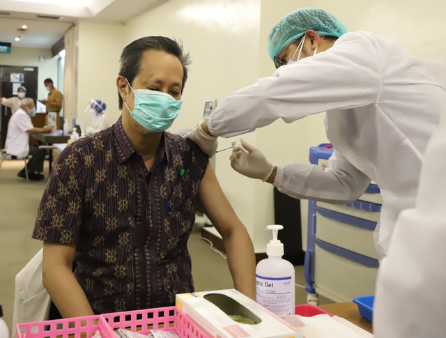 Vaksinasi nakes di Surabaya. Foto-foto: Dok.Basra
