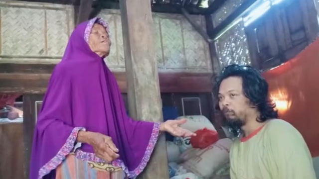 Nanang Kusnandar (44) (kanan) terpaksa dipasung lantaran sering mengamuk dan menyiksa ibunya, Casniti (67) (kiri).