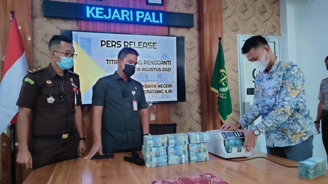 Uang yang diserahkan salah satu tersangka kasus korupsi kepada Kejari Kabupaten Pali, Sumsel. (foto: istimewa)