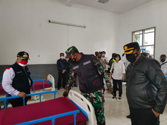 Bupati Malang, HM Sanusi meninjau Isoter Singosari. foto/M Sholeh