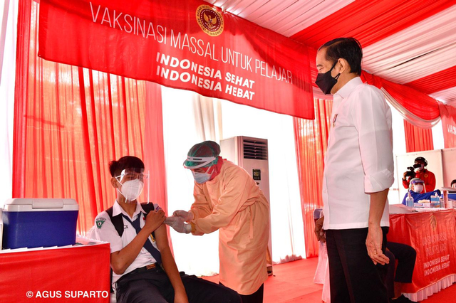 Presiden Jokowi meninjau pelaksanaan vaksin pelajar. Foto: Agus Suparto/Presidential Palace