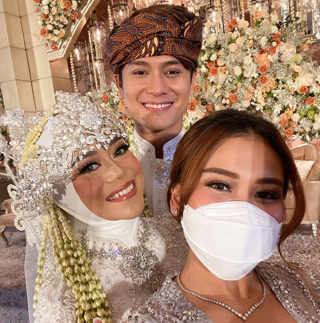 Ayu Ting Ting di pernikahan Rizky Billar dan Lesty Kejora. Foto: Dok. ayutingting92