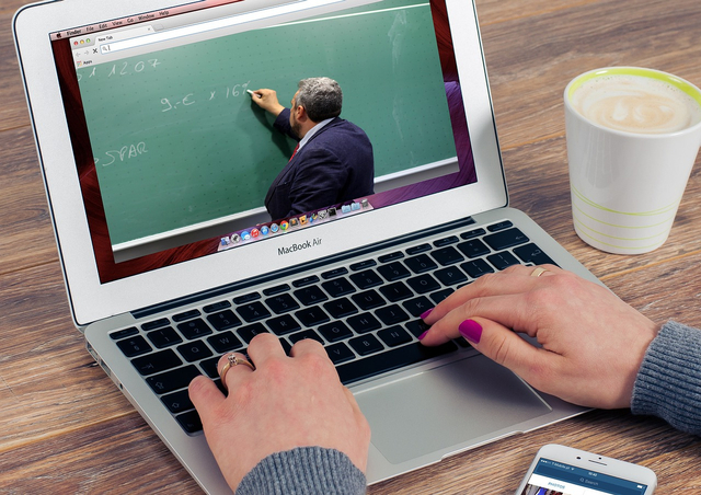 Pelaksanaan pembelajaran daring dengan memanfaatkan Platform Digital. Dok : https://pixabay.com/id/photos/ 