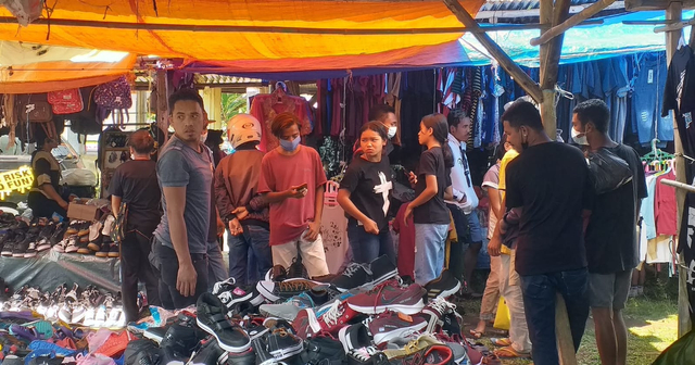 Pengunjung pasar Mingguan di Manggarai tidak taat prokes. Foto : Istimewa