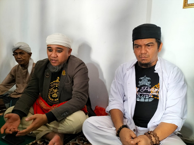 Ketua Buhun Santana Kesultanan Cirebon, Pangeran Kuda Putih Raden Heru Rusyamsu Arianatareja (tengah).(Juan)