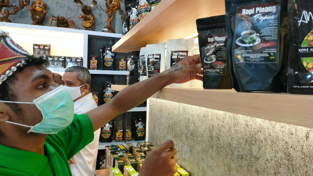 Kopi Pinang Papua yang dijual di Galeri Kreatif Kehutanan di Abepura, Kota Jayapura. (BumiPapua.com/Katharina) 