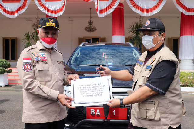 Gubernur Sumatera Barat Mahyeldi serahkan mobil dinas kepada Satgas COVID-19. Foto: dok Humas