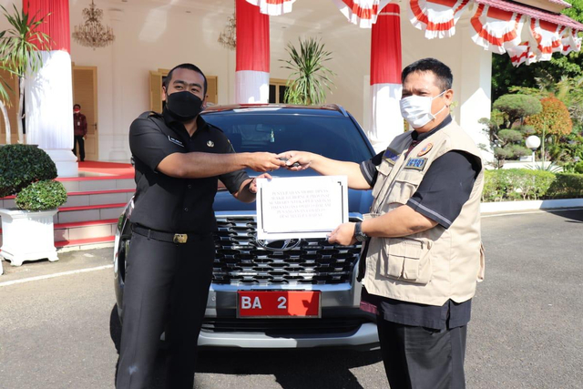 Wakil Gubernur Sumatera Barat Mahyeldi Audy Joinaldy menyerahkan mobil dinas ke Satgas COVID-19. Foto: dok Humas