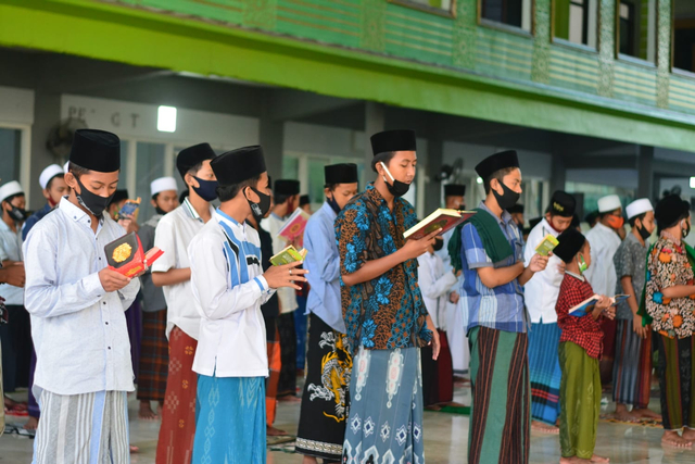 Santri Pondok Pesantren Darul Ihsan Menganti dalam Acara Peringatan Muharram 1443 H (dok/ppdi)