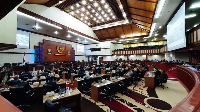 Suasana rapat paripurna di gedung DPR Aceh, Kamis (19/8) sore. Foto: Habil Razali/acehkini