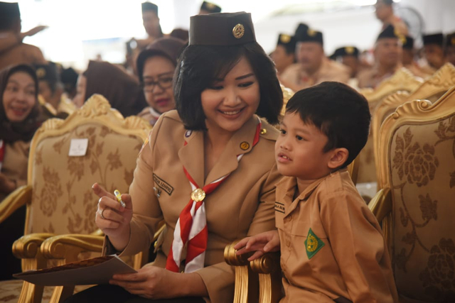 Anggota DPR RI, Percha Leanpuri bersama putra pertamanya. (foto: Dok. istimewa)