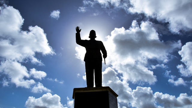 Monumen patung Presiden Pertama Indonesia Soekarno melambaikan tangan sambil memegang tongkat komando berdiri tegak di Kota Saumlaki, Kabupaten Kepulauan Tanimbar, Maluku, Kamis (19/8/2021). Foto: FB Anggoro/ANTARA FOTO