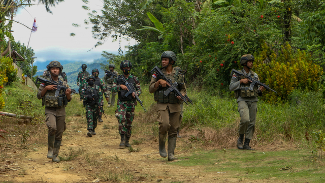 Sejumlah personel Polri dan TNI yang tergabung dalam Satgas Madago Raya melakukan patroli di pegunungan Manggalapi, Sigi, Sulawesi Tengah, Senin (16/8/2021). Foto: Rangga Musabar/ANTARA FOTO