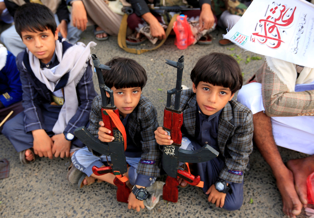 Anak-anak Yaman memegang senjata mainan saat kelompok Syiah memperingati Asyura, di ibu kota Sanaa, Yaman, pada Kamis (19/8). Foto: MOHAMMED HUWAIS/AFP