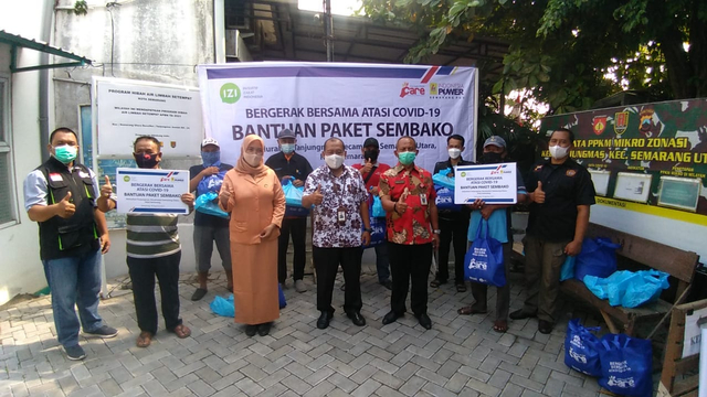 Indonesia Power Semarang PGU dan IZI Jateng Bantu Sembako Dhuafa Terdampak Covid