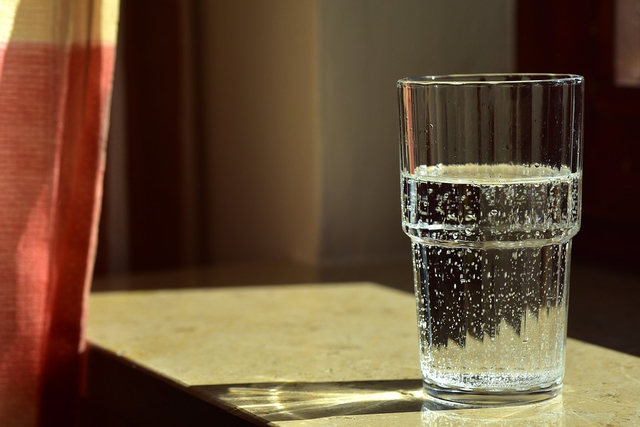 Gelas air yang basah saat diberi es menunjukkan peristiwa mengembun. Foto: Pixabay