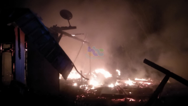 Kebakaran rumah di Desa Tegalkodo, Kecamatan Sukosewu, Kabupaten Bojonegoro. Kamis (19/08/2021). (foto: istimewa)