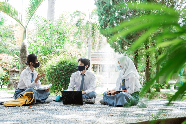 Ilustrasi pelajar sekolah menengah atas (SMA) sedang belajar bersama. Foto: Shutterstock