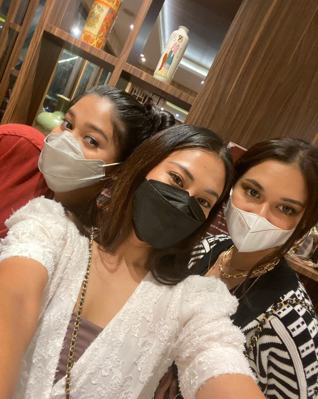 Momen akrab Tyana Kanna bersama Nana Mirdad dan Naysila Mirdad. Foto: Instagram/tynakannamirdad
