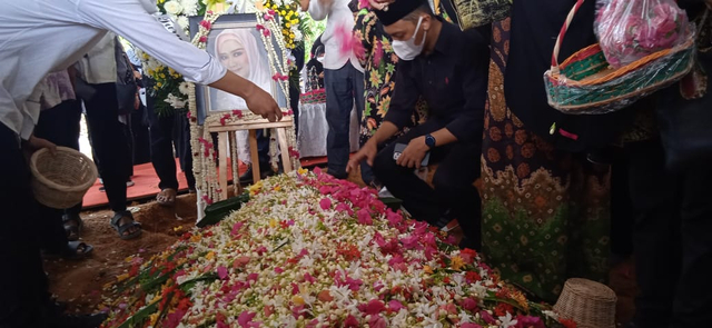 Gubernur Sumsel,, Herman Deru di pemakaman Percha Leanpuri. (foto: Abdul Toriq/Urban Id)
