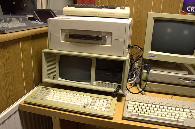 Ilustrasi komputer generasi keempat. Foto: Wikimedia Commons.