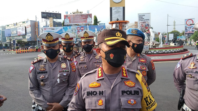 Jawab Pertanyaan Soal Penyekatan, Pengendara di Bandar Lampung Dapat Helm (1)