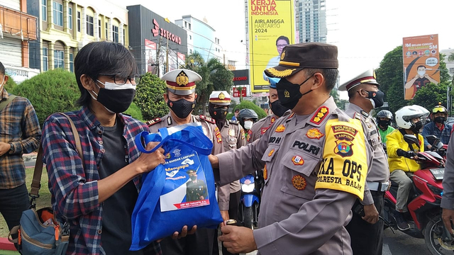 Jawab Pertanyaan Soal Penyekatan, Pengendara di Bandar Lampung Dapat Helm (2)
