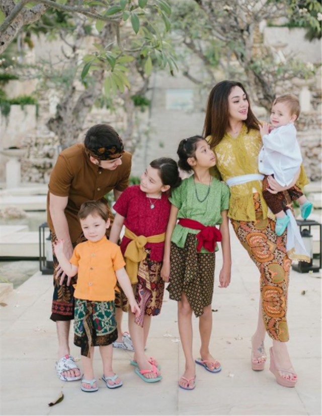 Keluarga Celine Evangelista dan Stefan William. Foto: Instagram/celine_evangelista