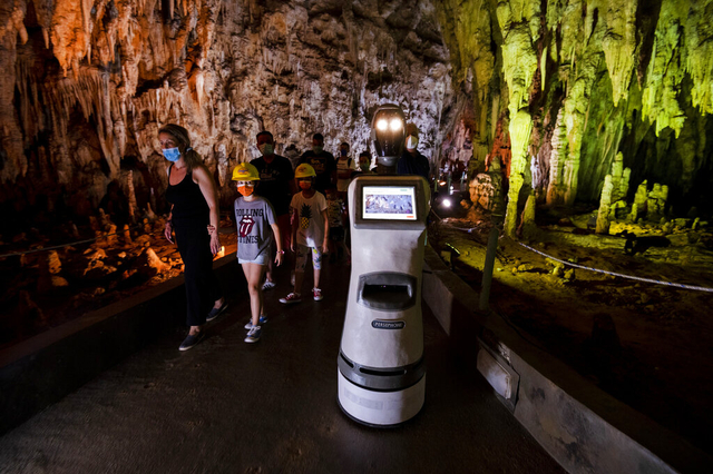 Robot pemandu gua wisata di Yunani. Foto: AP Photo/Giannis Papanikos