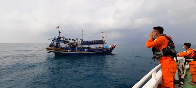 Tim Basarnas melakukan pencarian KM EMJ Tujuh yang hilang kontak menuju Pulau Enggano. | Foto: Ist