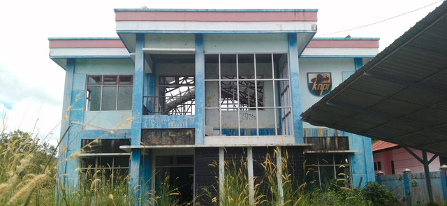 Kondisi Gedung Sekretariat KNPI Kota Sorong yang terbengkalai, rusak parah dan tidak terawat, foto: Yanti/Balleo News