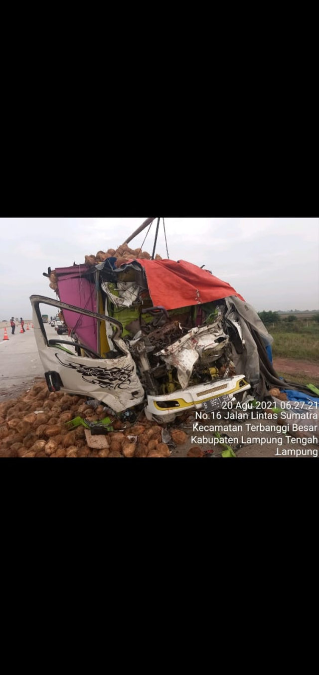 Kecelakaan lalu lintas di Jalan Tol Trans Sumatera, Terbanggi Besar, Lampung Tengah. | Foto: Ist