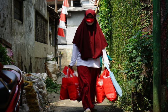 Sejumlah paket nutrisi bagi balita di wilayah Kramat Jati dilakukan oleh LKC Dompet Dhuafa. (Kamis, 19/08/2021) Dok. Dompet Dhuafa