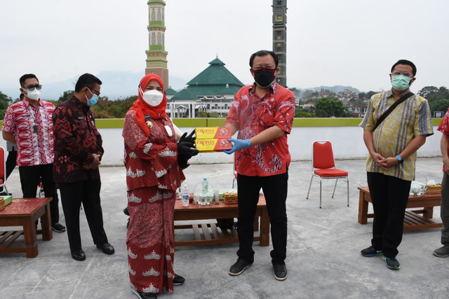 Penyerahan bantuan vitamin untuk nakes secara simbolis oleh perwakilan PSMTI Lampung kepada Wali Kota Bandar Lampung, Jumat (20/8) | Foto : Ist