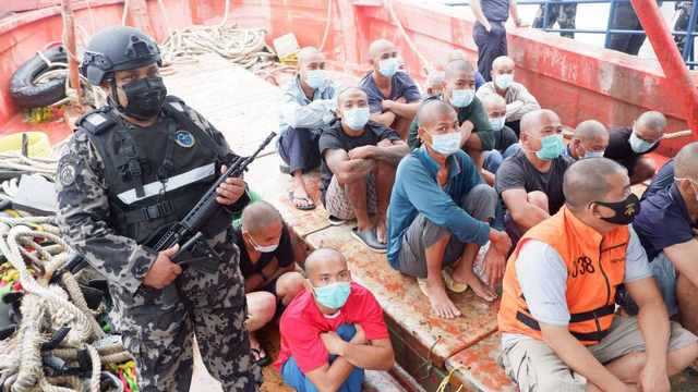 PSDKP mengamankan para pekerja kapal ikan asal Vietnam yang ditangkap karena mencuri ikan di Perairan Natuna. (Foto: Margaretha/Batamnews)