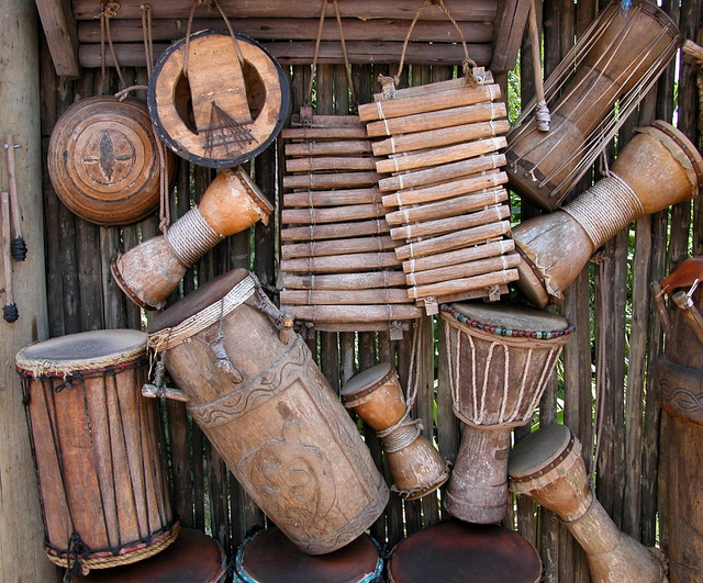 Lagu permainan Rangku Alu diiringi dengan alat musik gendang. Foto: Pixabay