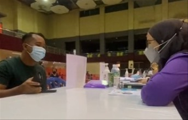 Kisah seorang suami dilayani oleh istrinya sendiri di tempat vaksinasi, tapi malah meninggal dunia setelah acara tersebut. (TikTok/@imanalya)
