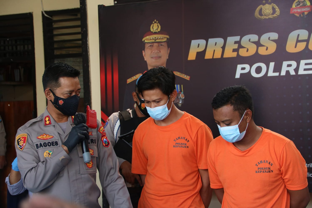 Kapolres Malang, AKBP Bagoes Wibisono, mengungkap kasus pencurian rel kereta api. Foto: Polres Malang