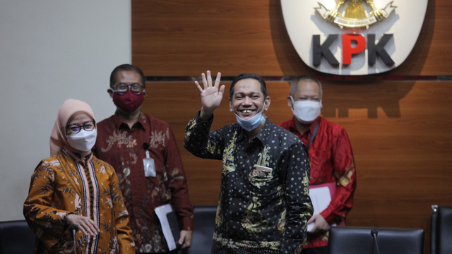 Wakil Ketua Komisi Pemberantasan Korupsi (KPK) Nurul Ghufron (kedua kanani), memberikan salam kepada para wartawan. Foto: ANTARA FOTO/ Reno Esnir